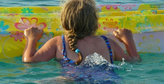 Une fillette emportée sur un matelas gonflable en pleine mer rappelle qu’il faut prendre des précautions